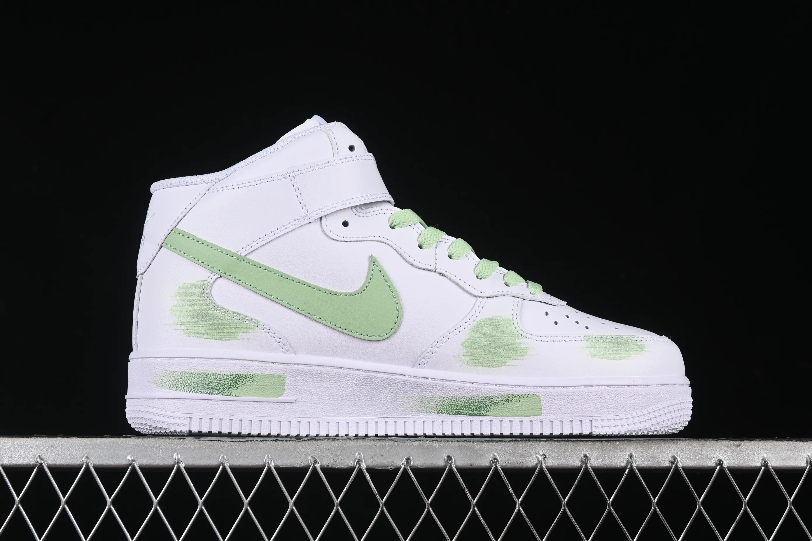All categories Nk Air Force 1 Air Force series Nk Air Force 1 Mid Air Force mid-top Nk Air Force 1'07 Mid White and green hand-painted Hand-painted fracture Triple hook shadow Air Force 1 strap mid-top casual sneakers CW2289-111